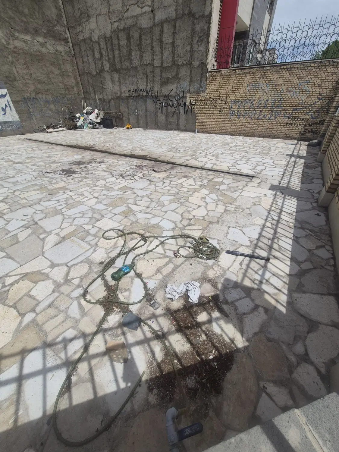 زمین در مجتمع نمایشگاههای خوی