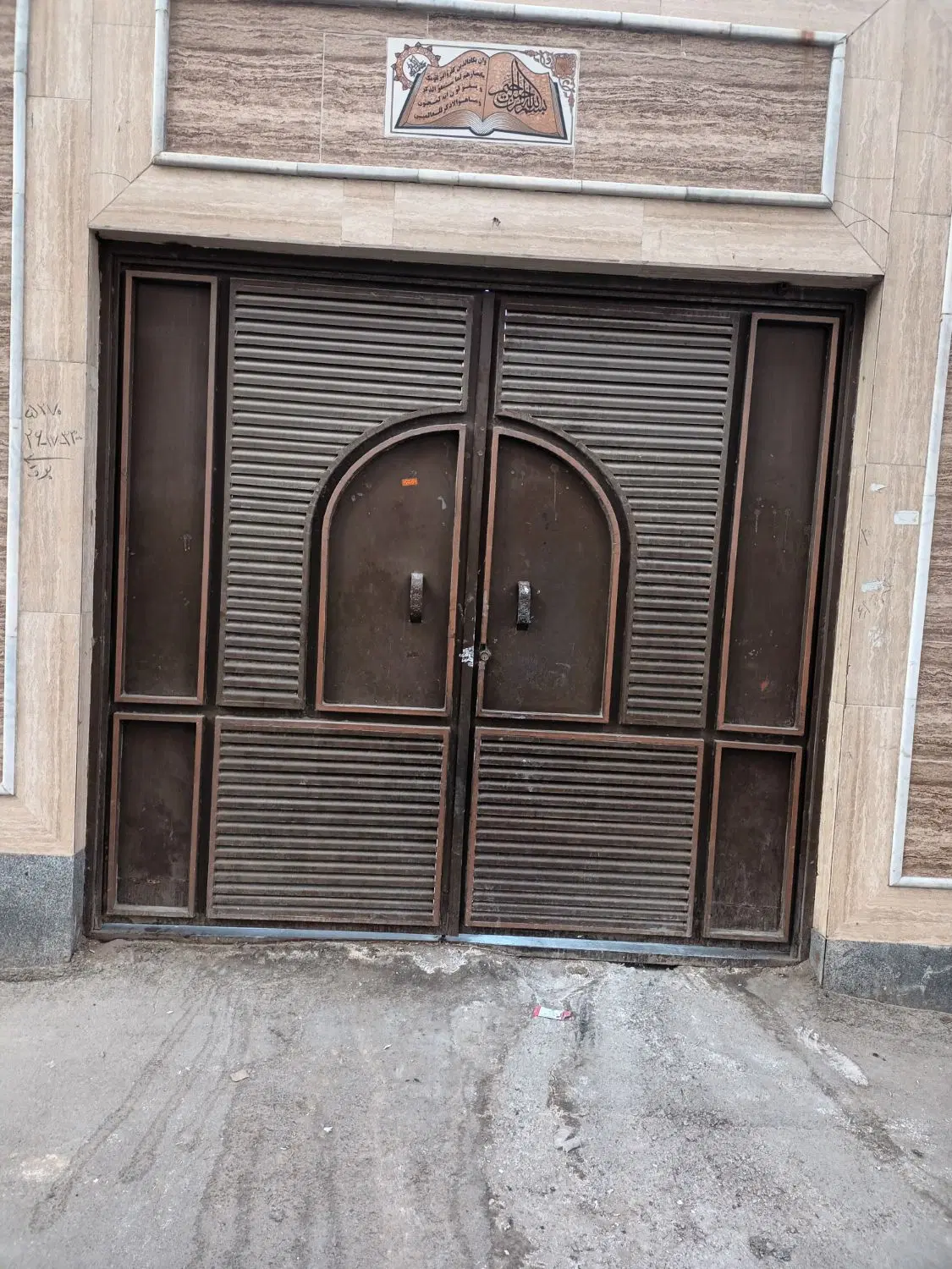 منزل ویلای حاشیه خیابان اصلی مرادقلی با مغازه