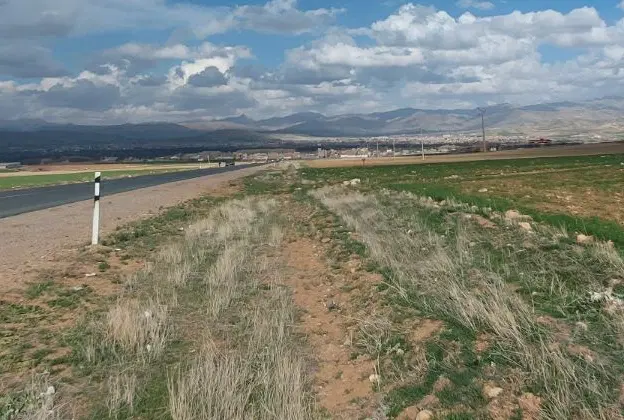 زمین بر جاده اصلی شاهیندژ بوکان