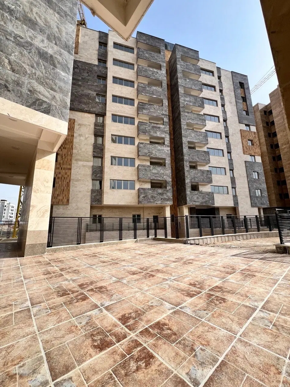 فروش یک واحد آپارتمان شخصی ساز به صورت خام