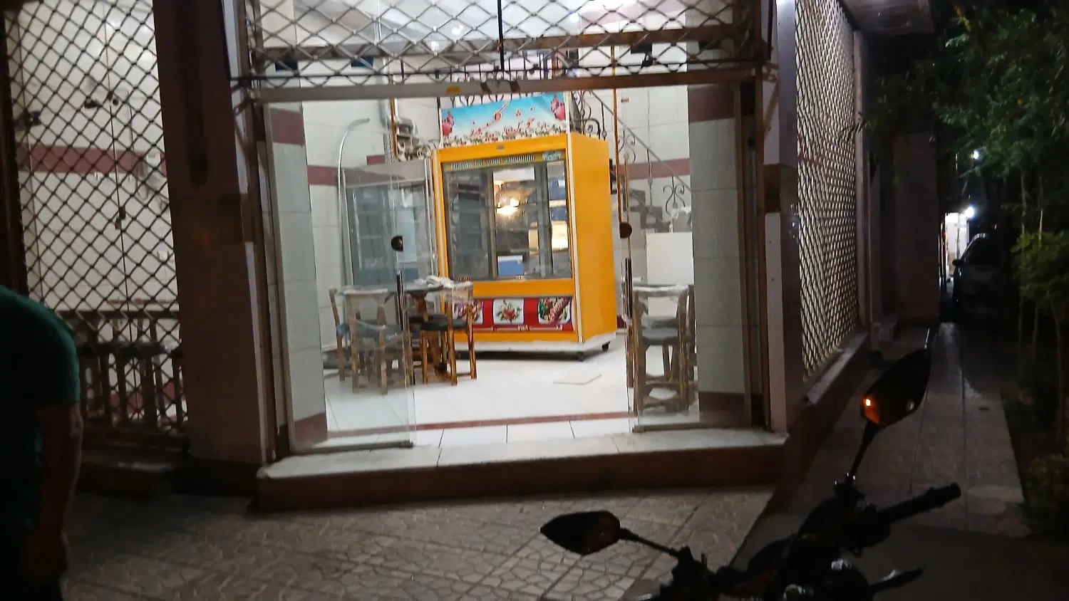مغازه به متراژ ۵۰ متر دونبش   ملکیت  به فروش میرسد
