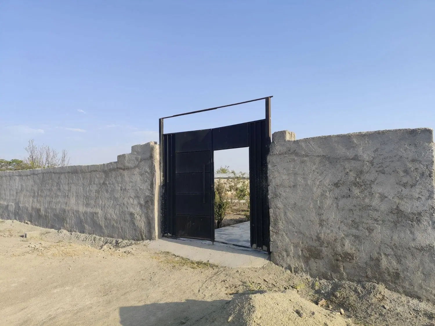 باغچه ۵۰۰ متری  دیوارشده