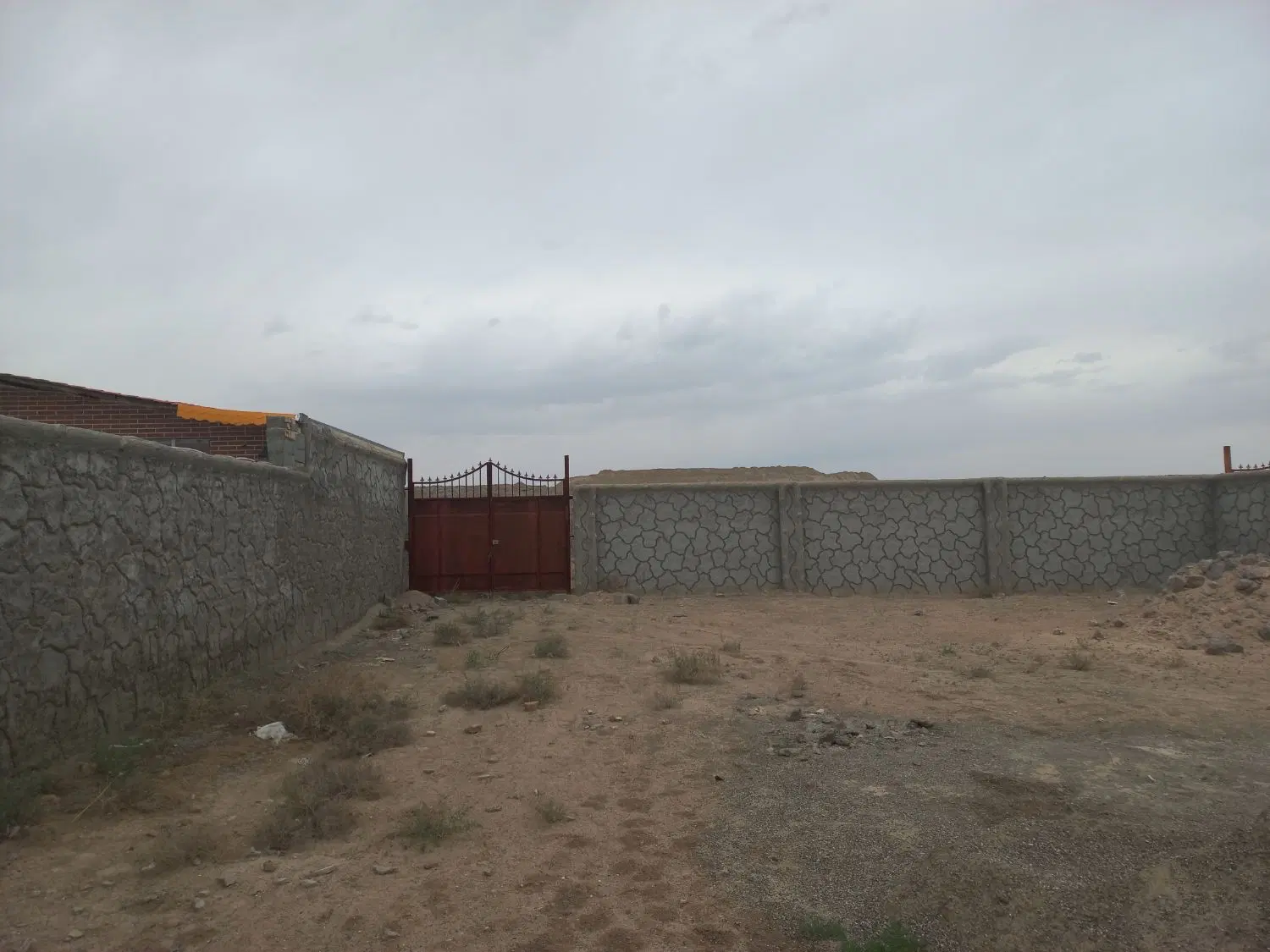 چهردیواری باغی با درب و سیمان بری