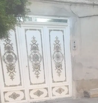 حیاط منزل مسکونی دو طبقه