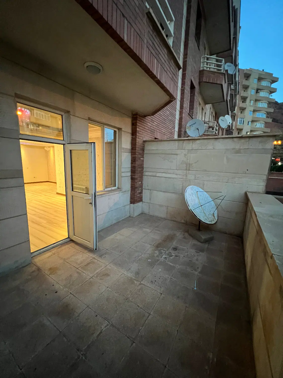 123 متر رشدیه بالکن دار بزرگ
