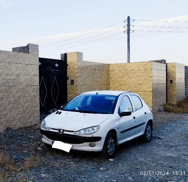 زمین دور دیوار