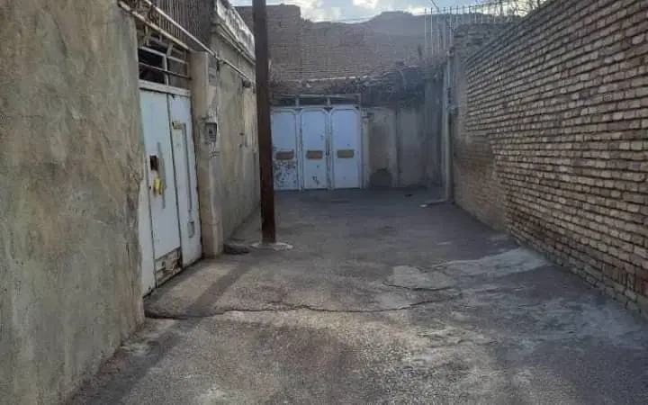 خانه کلنگی با متراژ 210 ،دوکله دارای سند تکبرگ