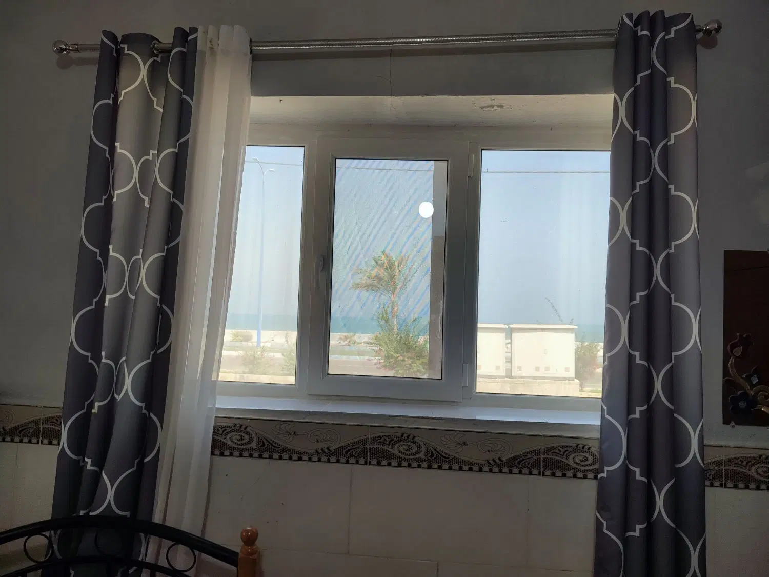 یک خوابه تمیز رو به دریا