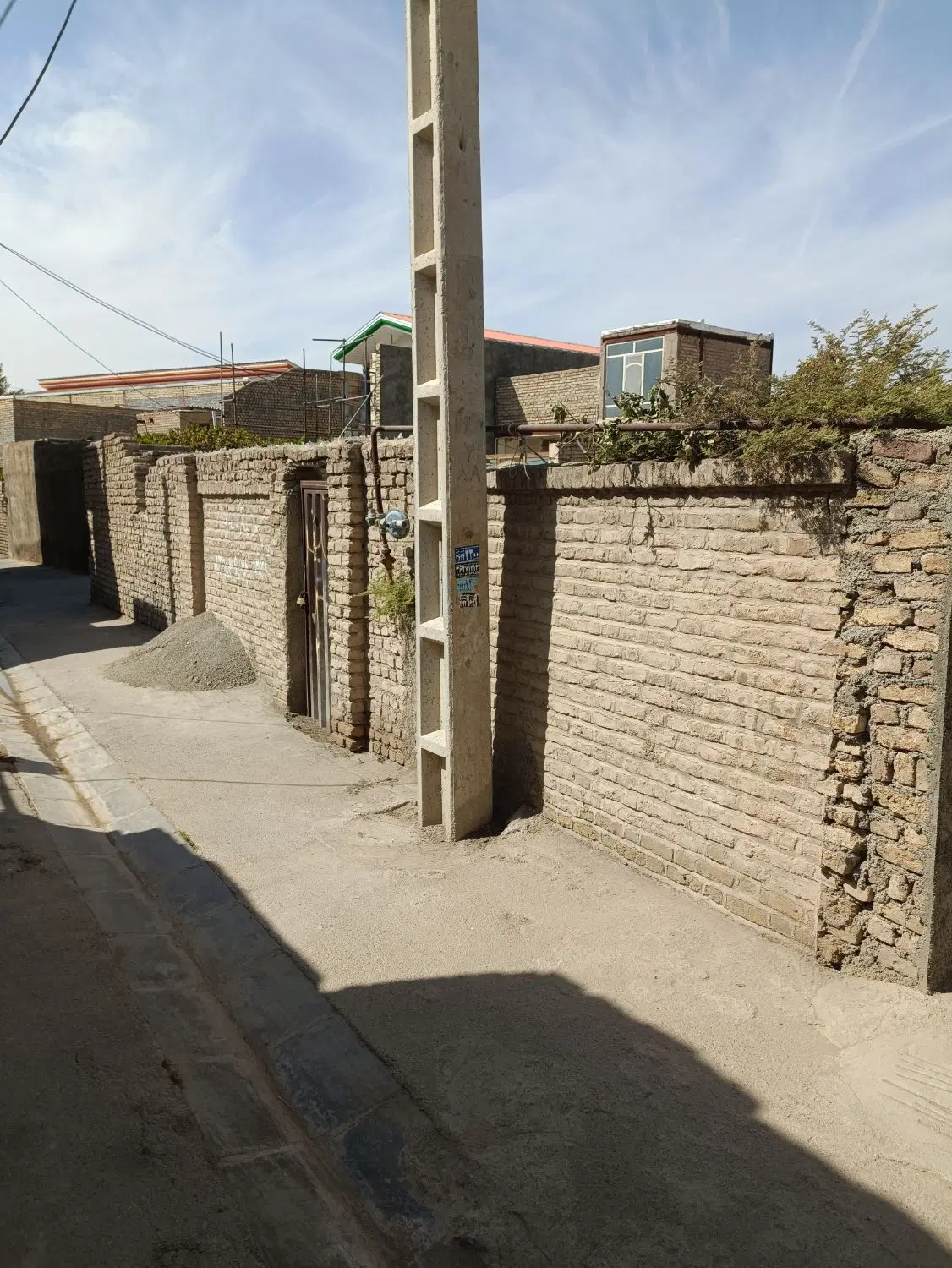زمین چهار دیواری سند تکبرگی آماده ساخت