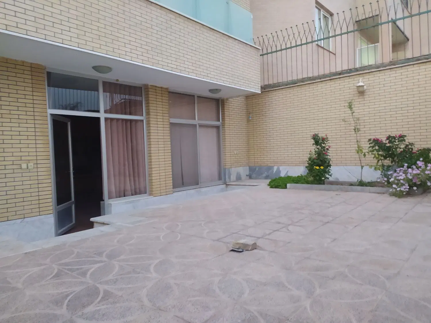 آپارتمان همکف ۱۰۰ متری با حیاط اختصاصی