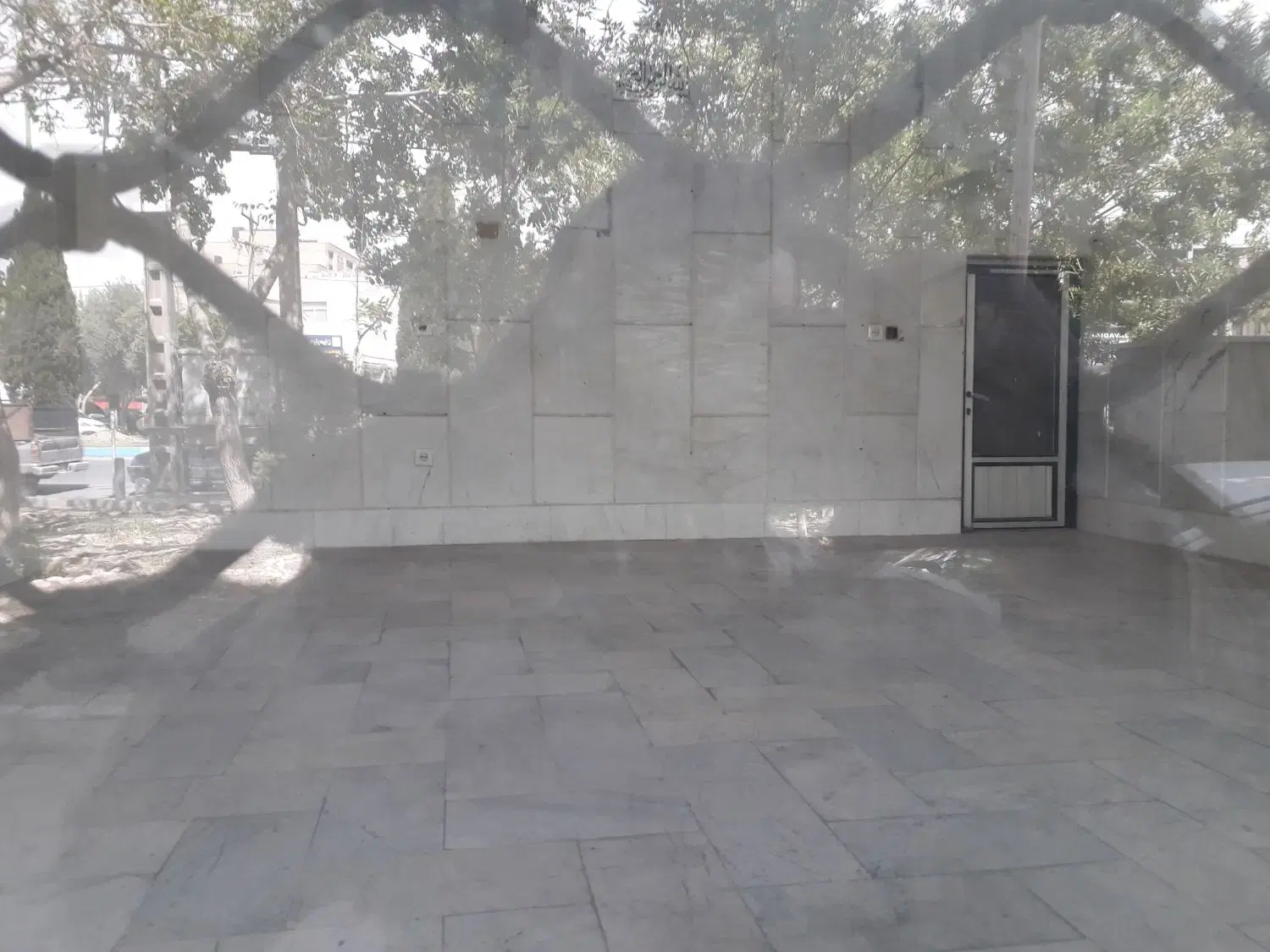 مغازه ۲۵ متری ، بعثت
