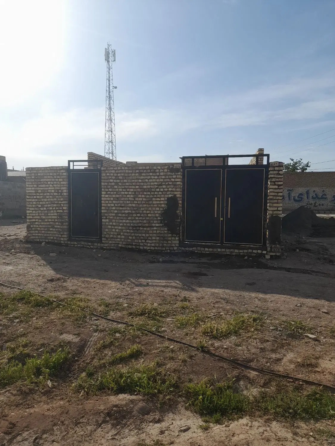زمین نیمه ساخت استقلال