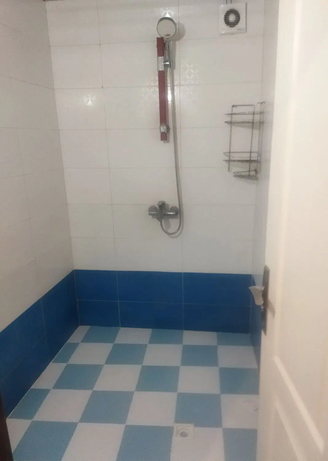 ساختمان و باغچه در بافت مسکونی