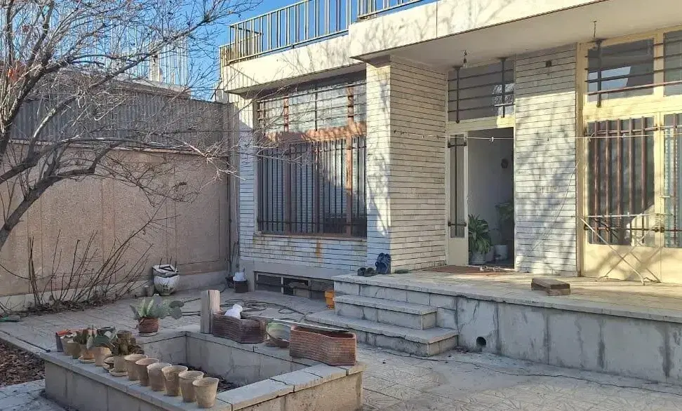 ویلایی ۵۰۰ متری حاشیه کلانتری.۴۵۰متر زیر بنا مفید