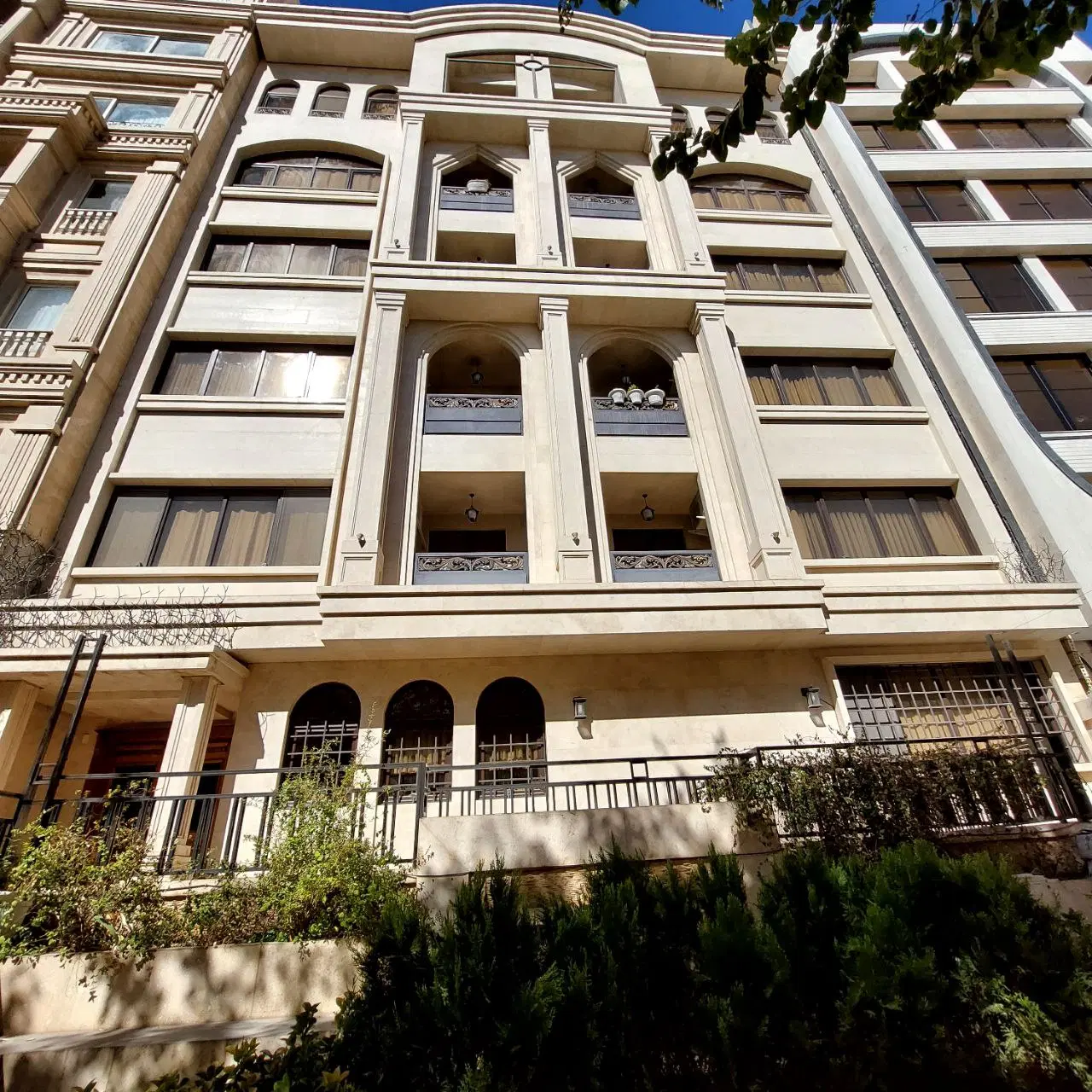 اپارتمان ۱۴۵ متر  سه خواب صفر بلوار رضا احمد اباد