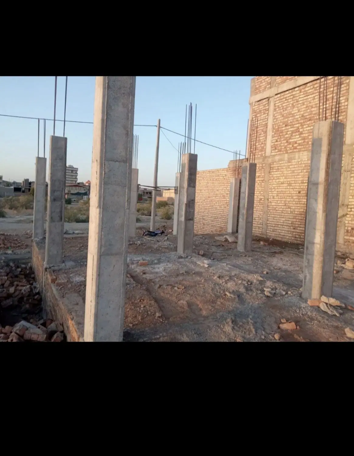 منزل نیمه کاره سقف اجرا میشه و ده روز دیگه تمومه