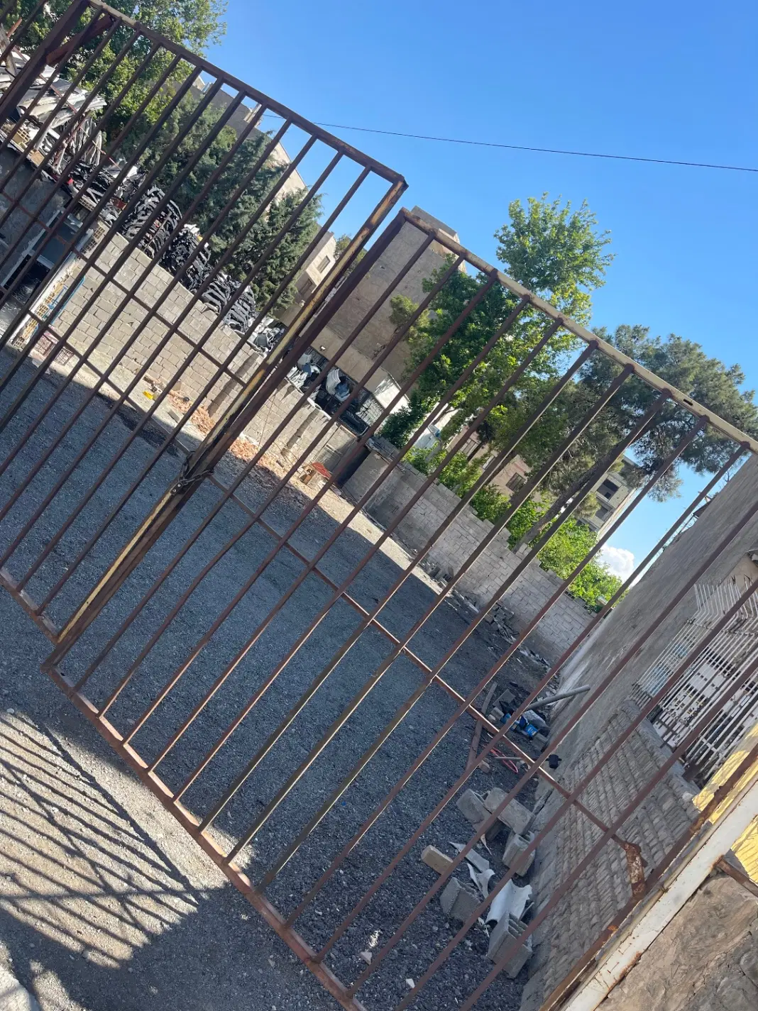 چهاردیواری در بهر لاله