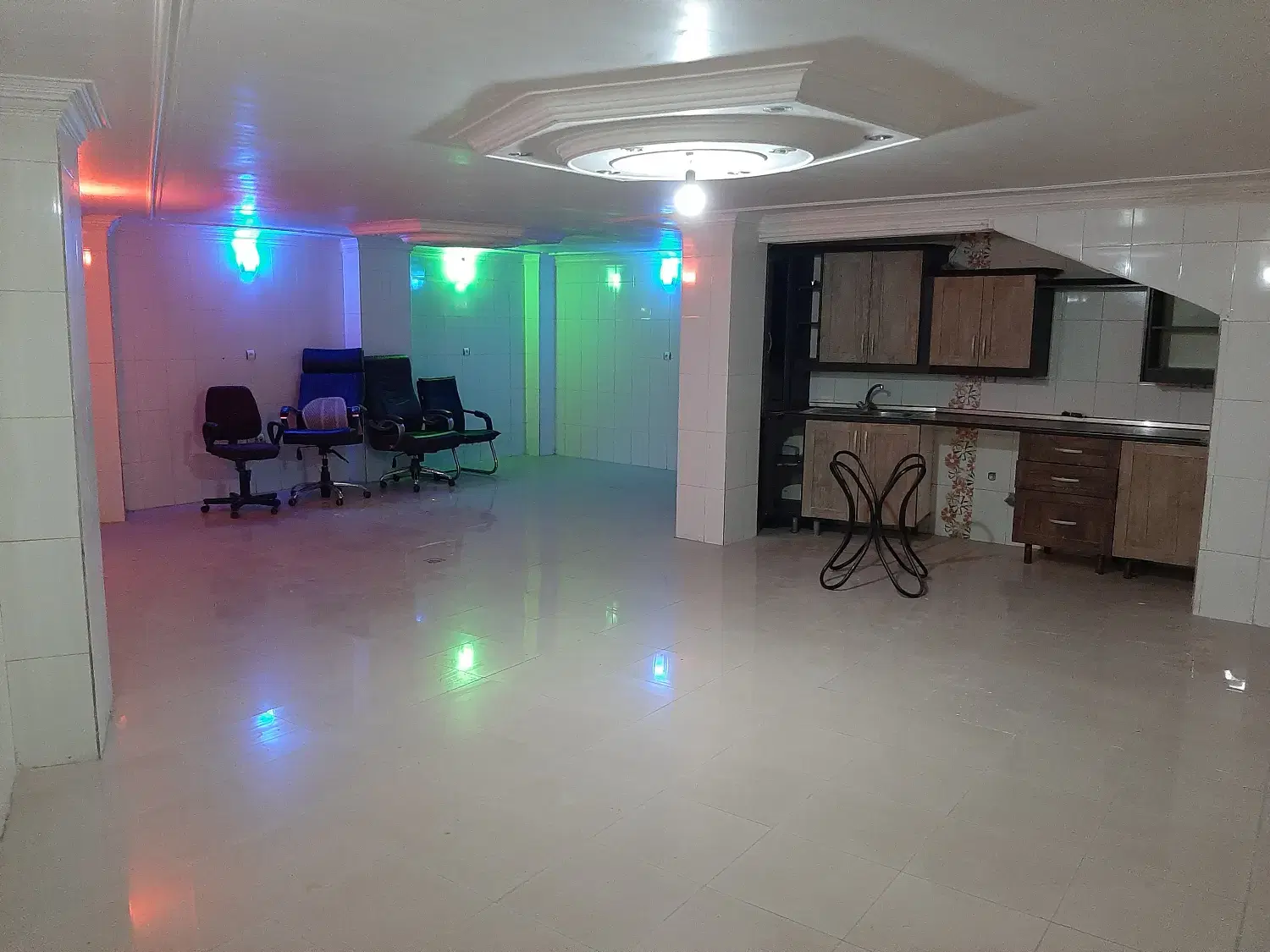 یکباب مغازه تجاری واقع درزیرزمین