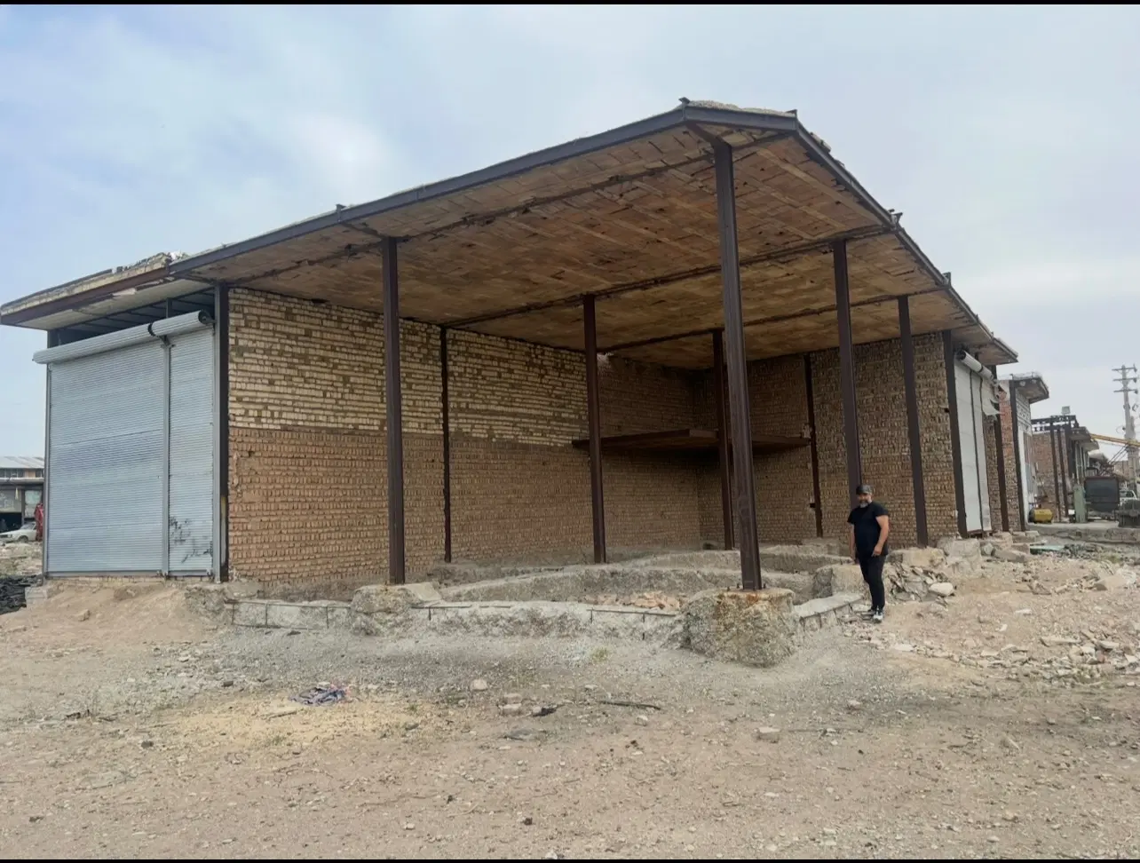 ۵ دهنه مغازه نیمه کاره در بازار آهن رباط کریم