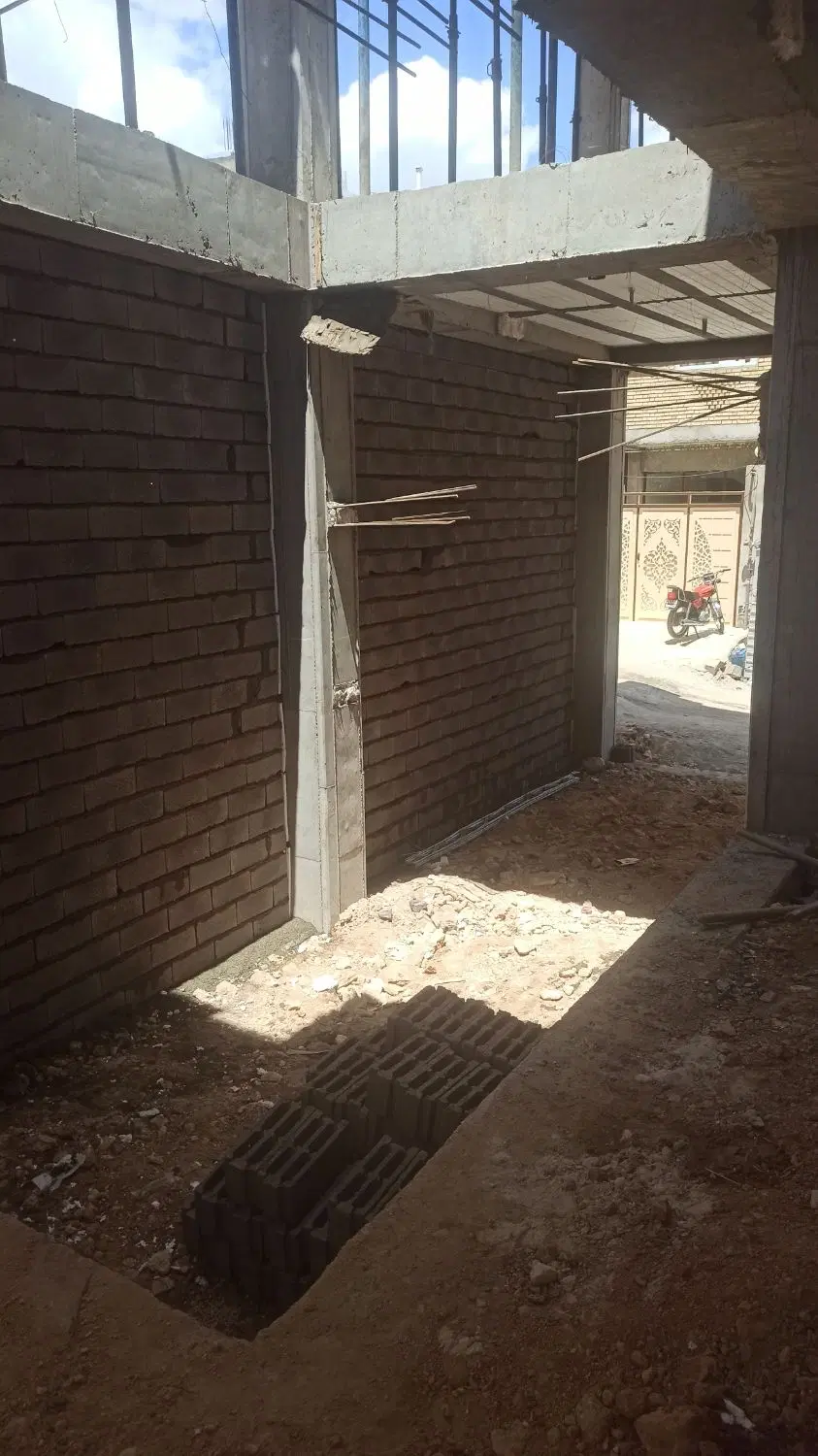 خانه نیمه کاره سفت کاری انجام شده