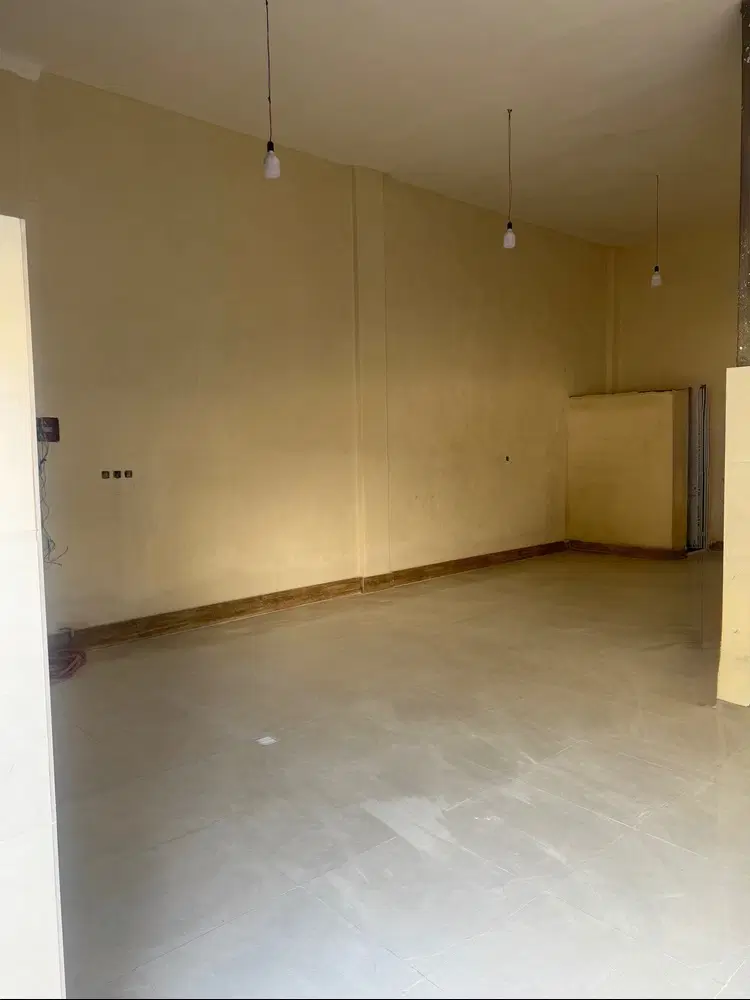 مغازه بزرگ در خیابان اصلی