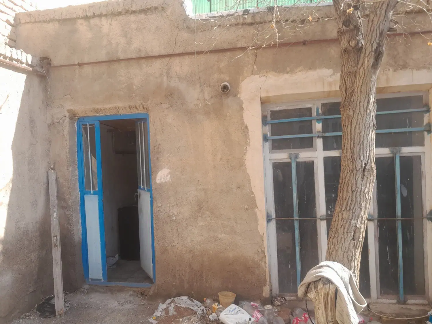 یک حیاط مسکونی کلنگی به متراژ ۷۷ مترمربع
