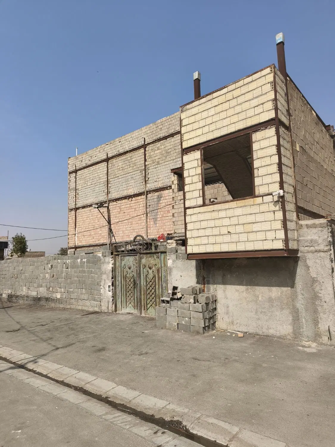 ساختمان نیمه کاره دوطبقه ۱۴۰ متر عرض ۷