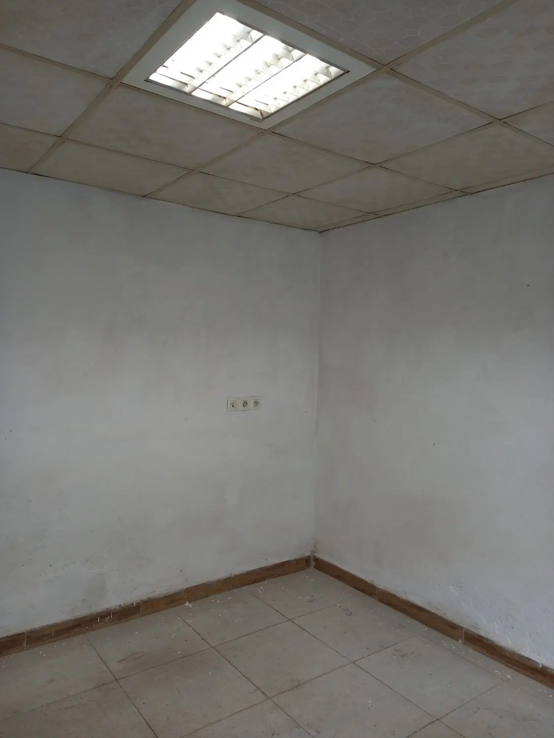 مغازه ۱۸ متری جانبازان ،چند قدمی خیابان اصلی