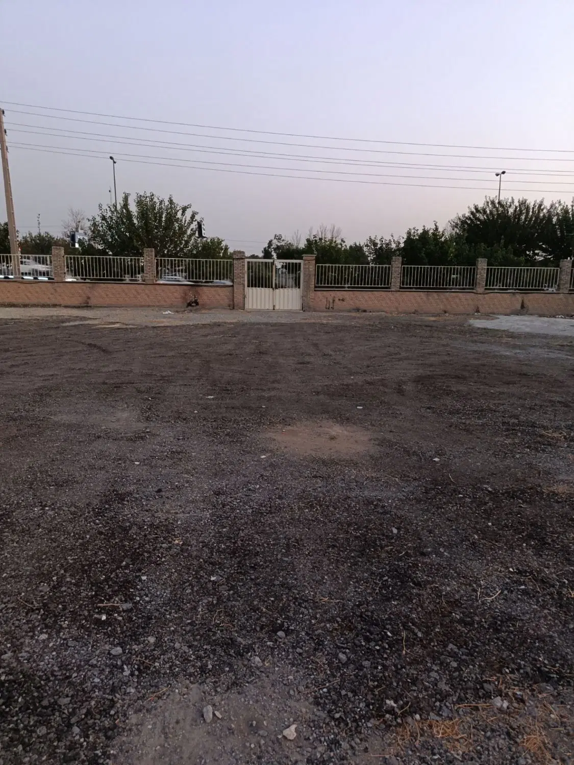 اجاره زمین چهار دیواری ۲۶۰۰ متری بر بزرگراه لشگری
