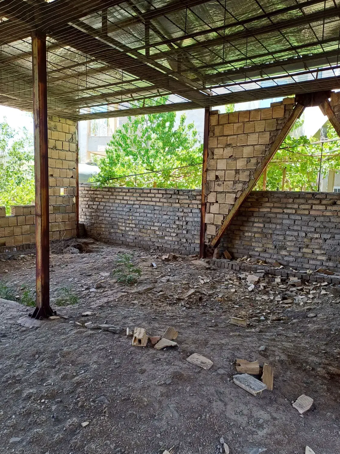 زمین ویلایی نیمه کاره