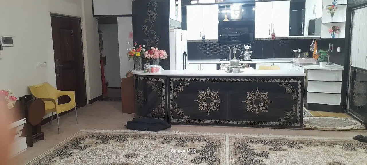 آپارتمان ۱۰۲ متر تمیز بازسازی با پارکینگ