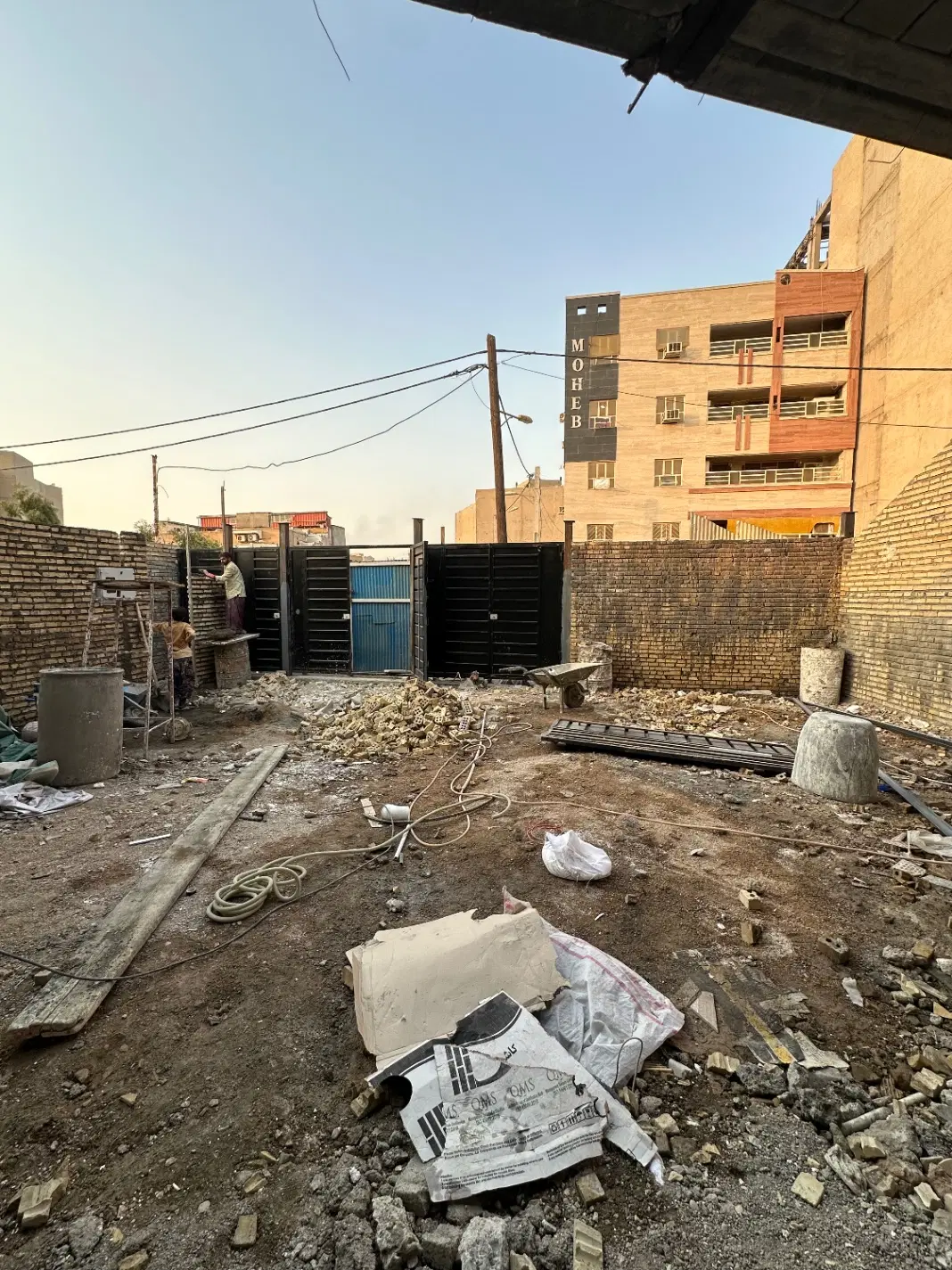 گاراژ بزرگ‌ در جاده اصلی