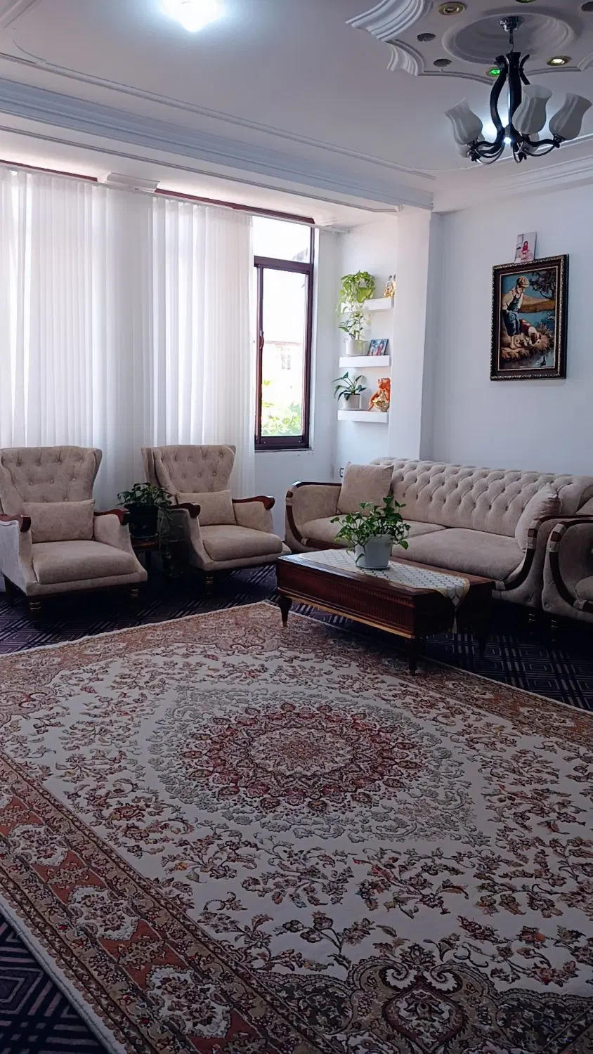 آپارتمان کنار خیابان اصلی