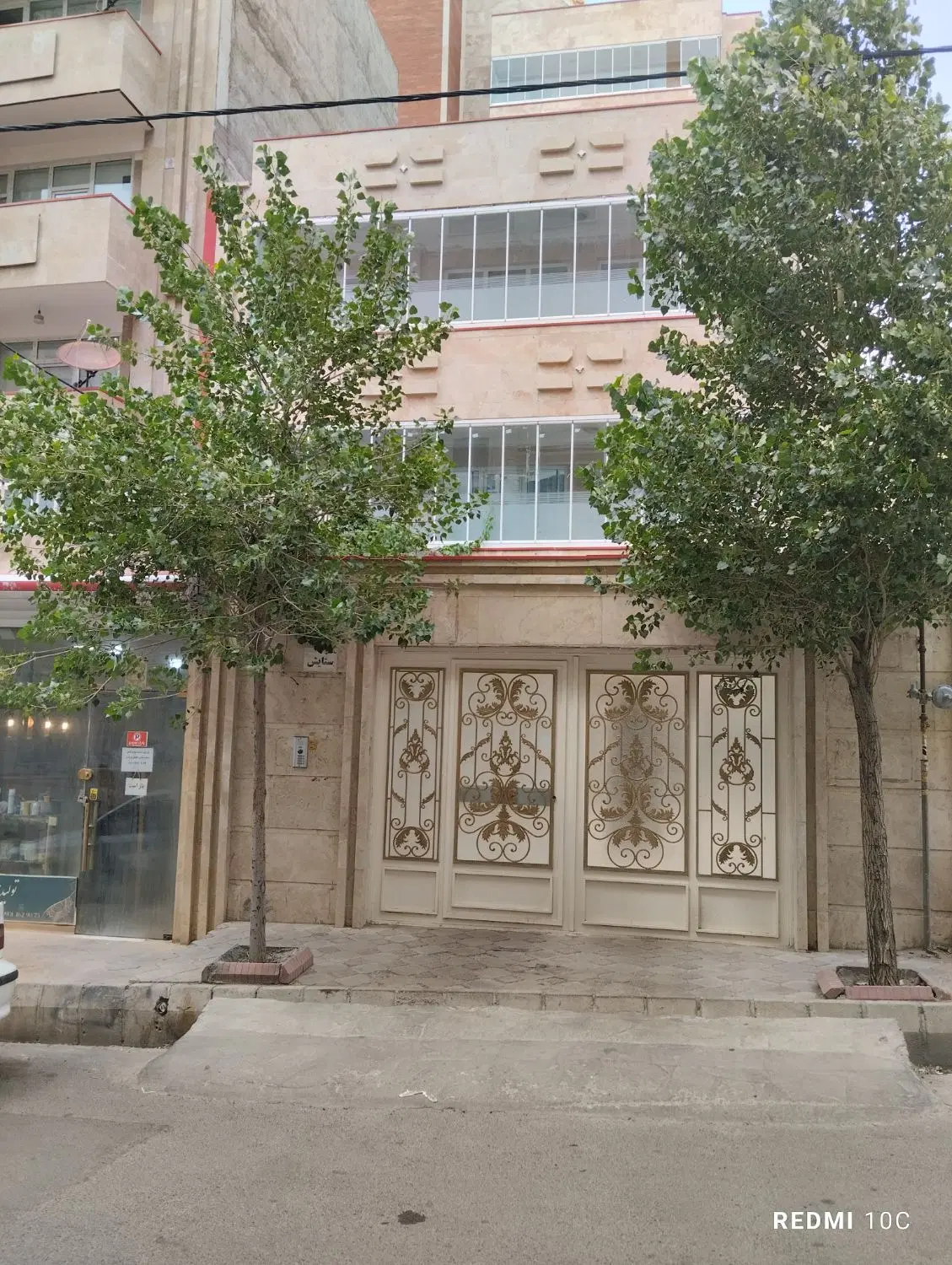 فروش دو طبقه آپارتمان و پیلوت و ۲۱متر مغازه