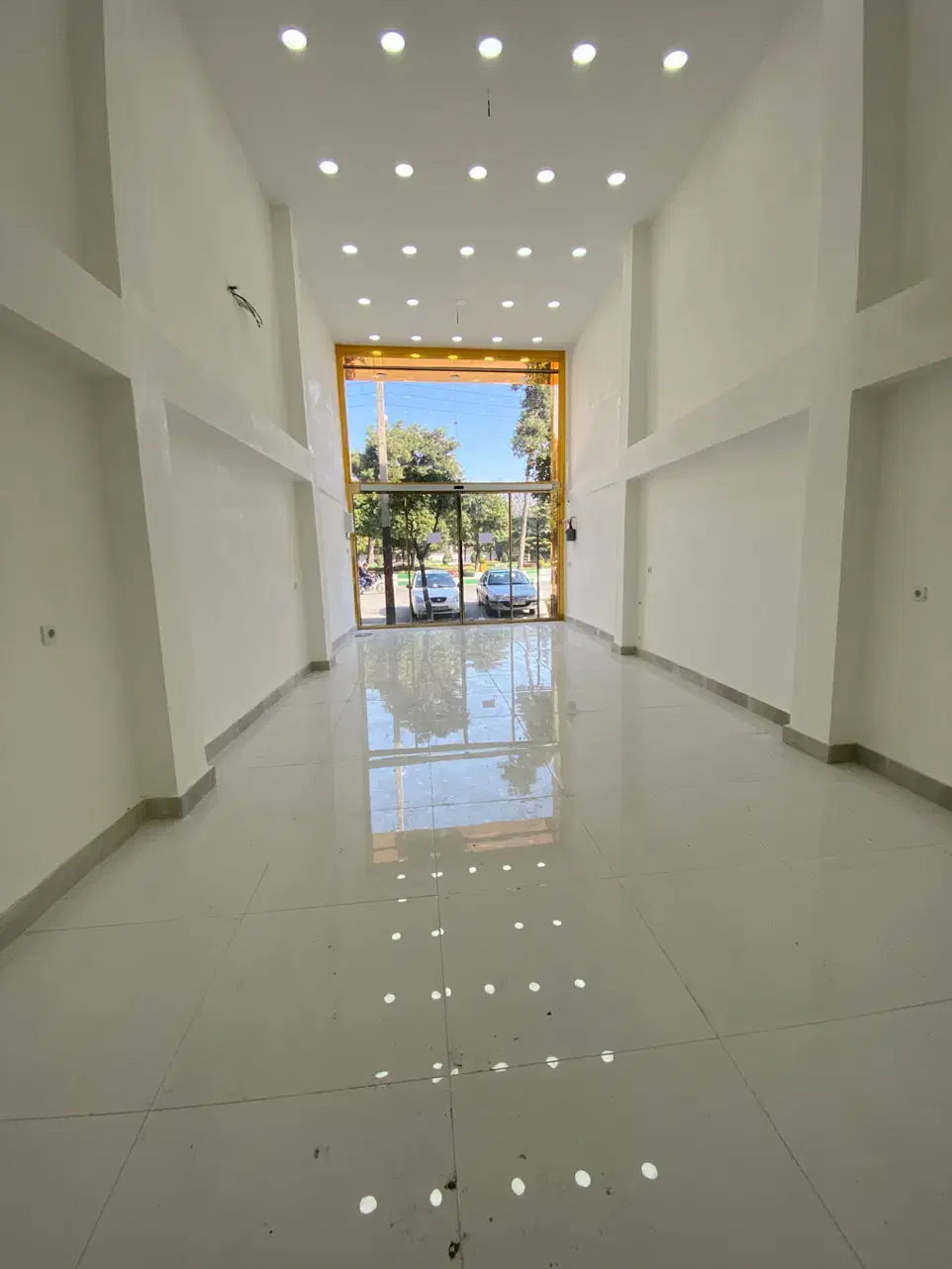 اجاره ۳۲۰ متر مغازه در بازار پر تردد(دور میدان ۳)