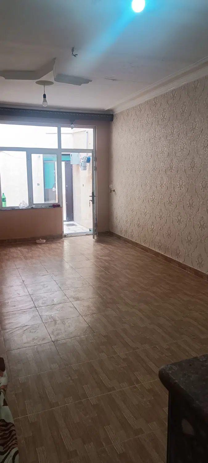 حیاط دربست و چند آپارتمان دیگه.مفتح