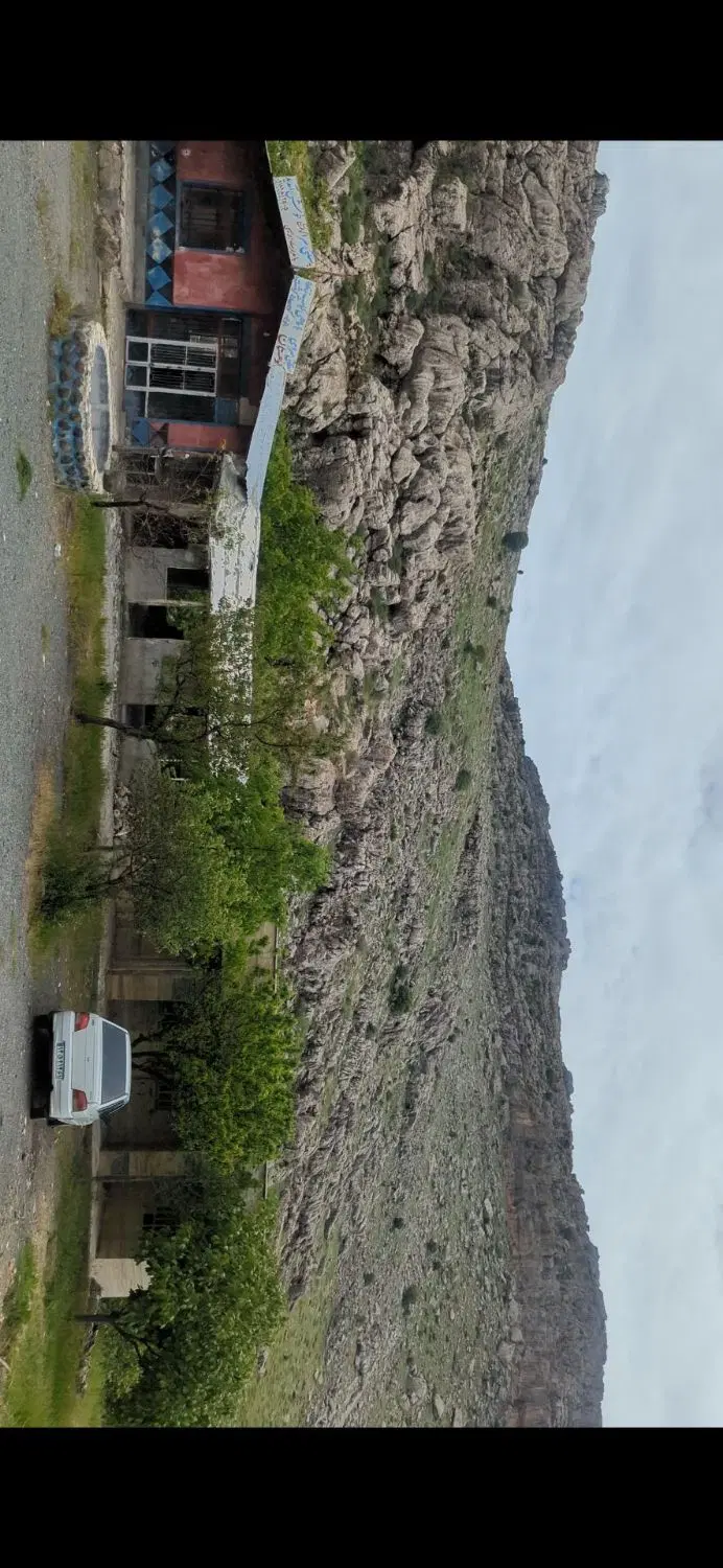 باغ و قهوە خانه روی جاده اسفالت جاده اصلی