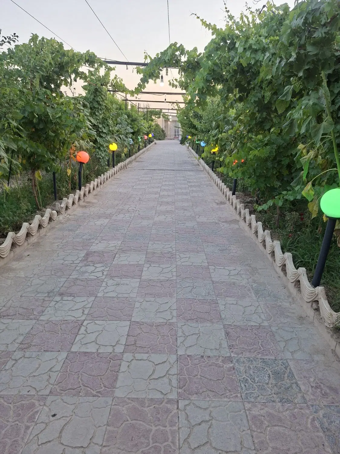 باغ ویلا ۸۰۰ متری جنگلی و قدیمی شهریار دهشادسنددار