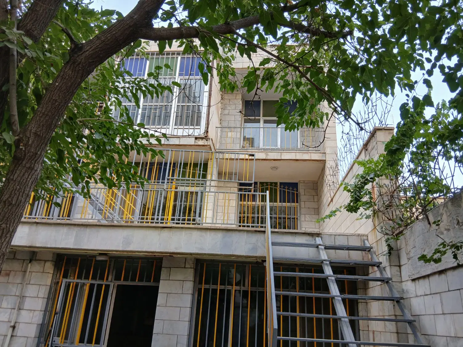 ویلایی مسکونی تجاری ۳ طبقه ۶۵۰ متری