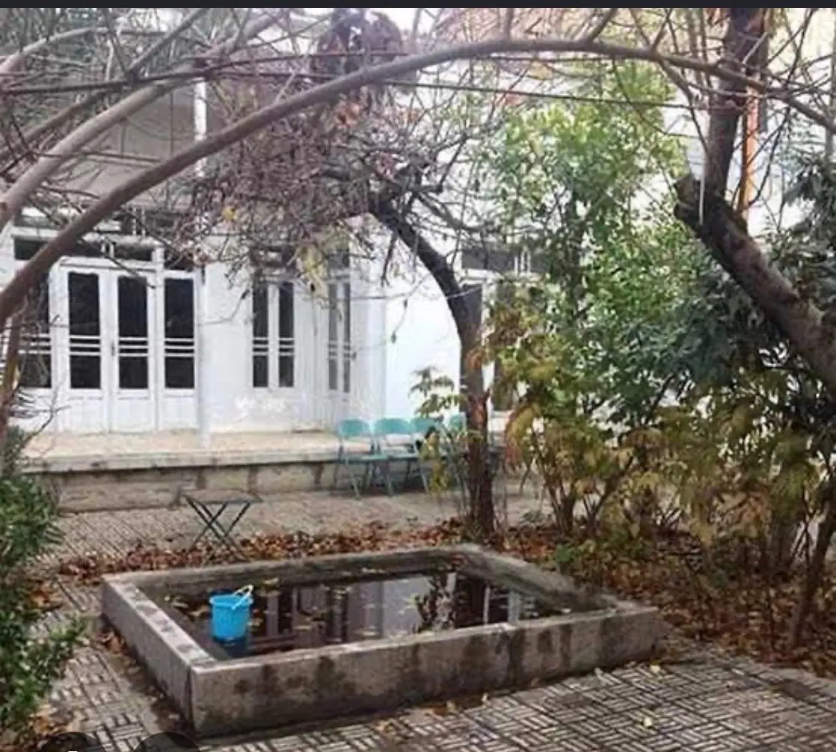 خانه کلنگی ، زمین