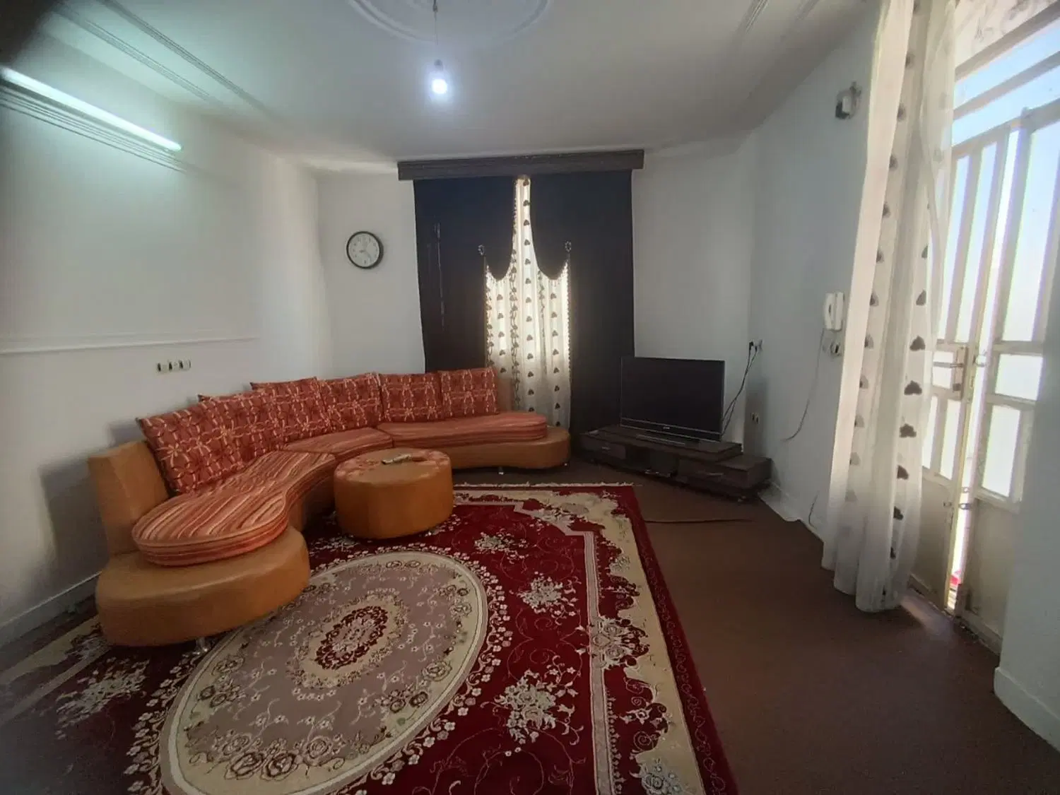 رهن و اجاره ویلایی طبقه بالا 140متر حیاط دار