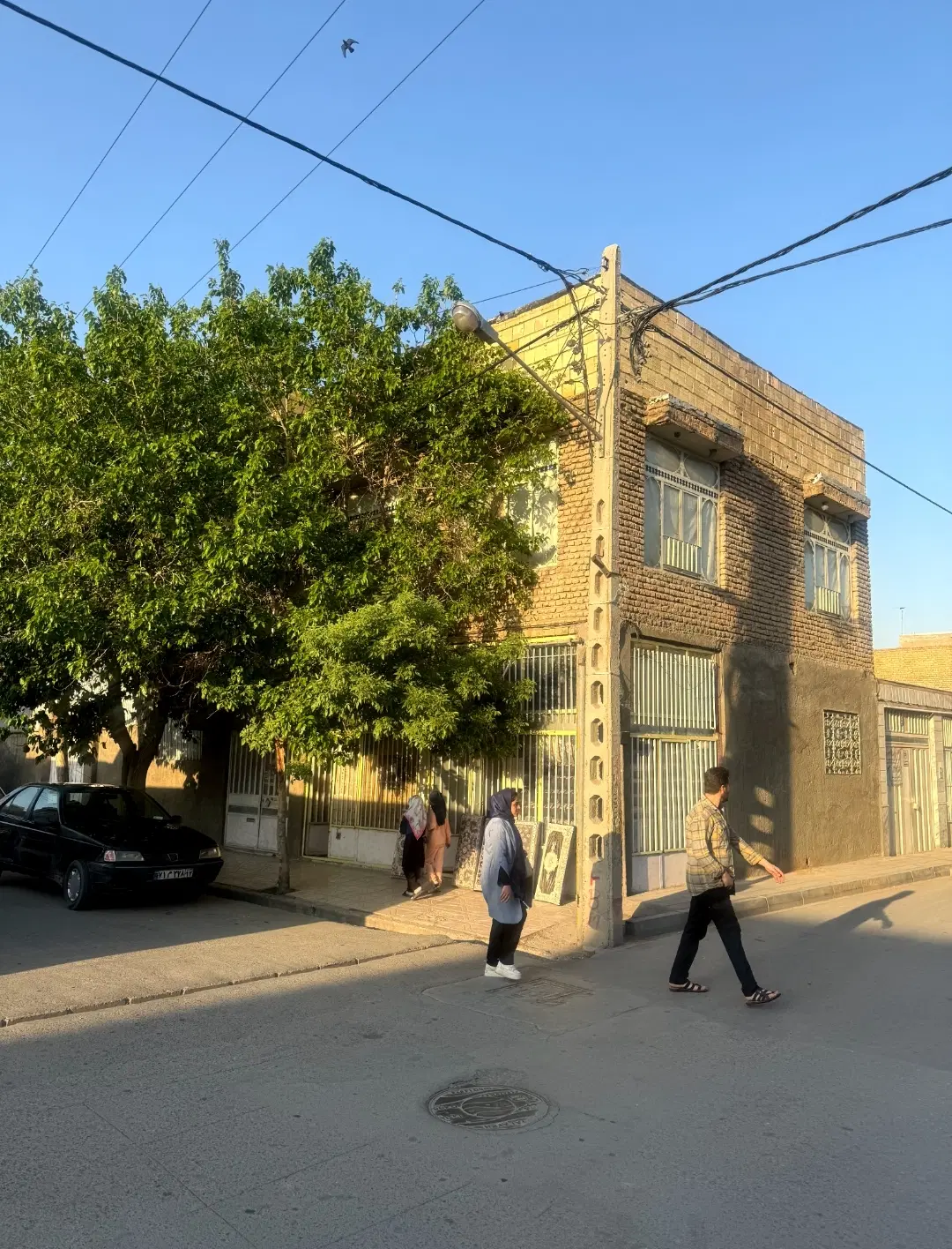منزل مسکونی تجاری سر دو نبش با دو‌ مغازه تجاری