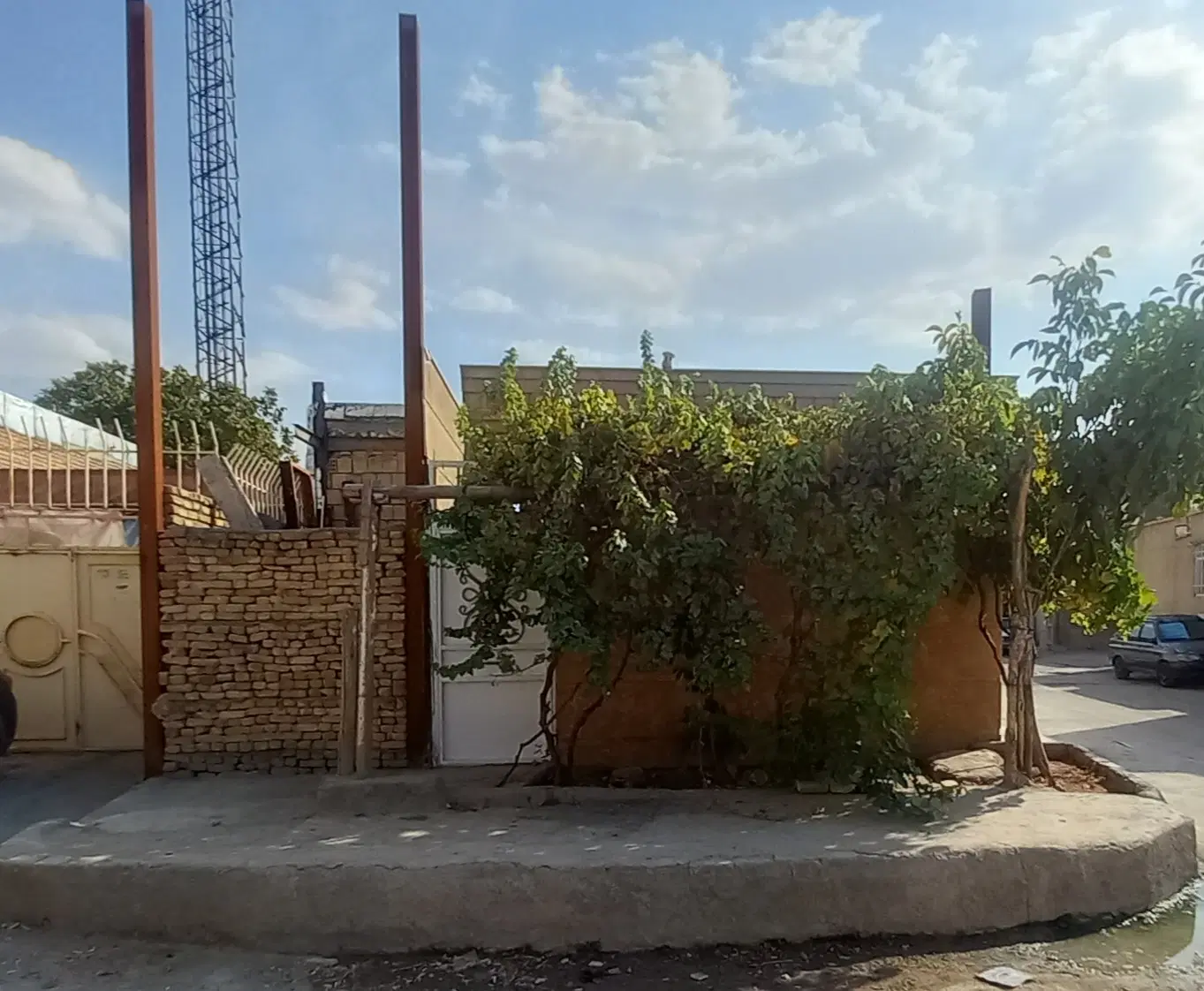 خانه‌ی دوبر سر خیابان تکمیل