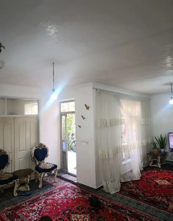 خانه فروشی در ساختمان سنگی