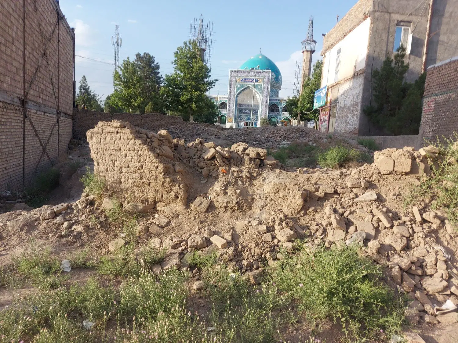۱۰۵ متر زمین خیابان امام رسولی  با دهانه پنج و نیم