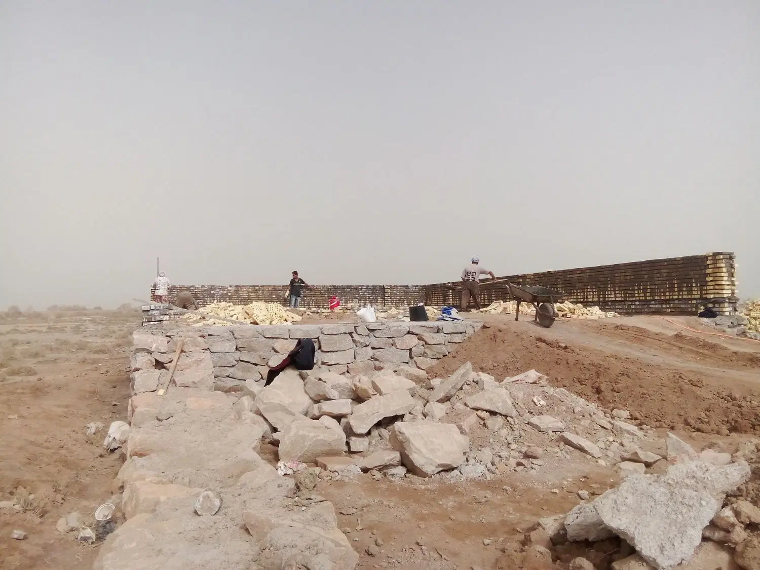 خانه نیمه کاره واقع درشهر بستان