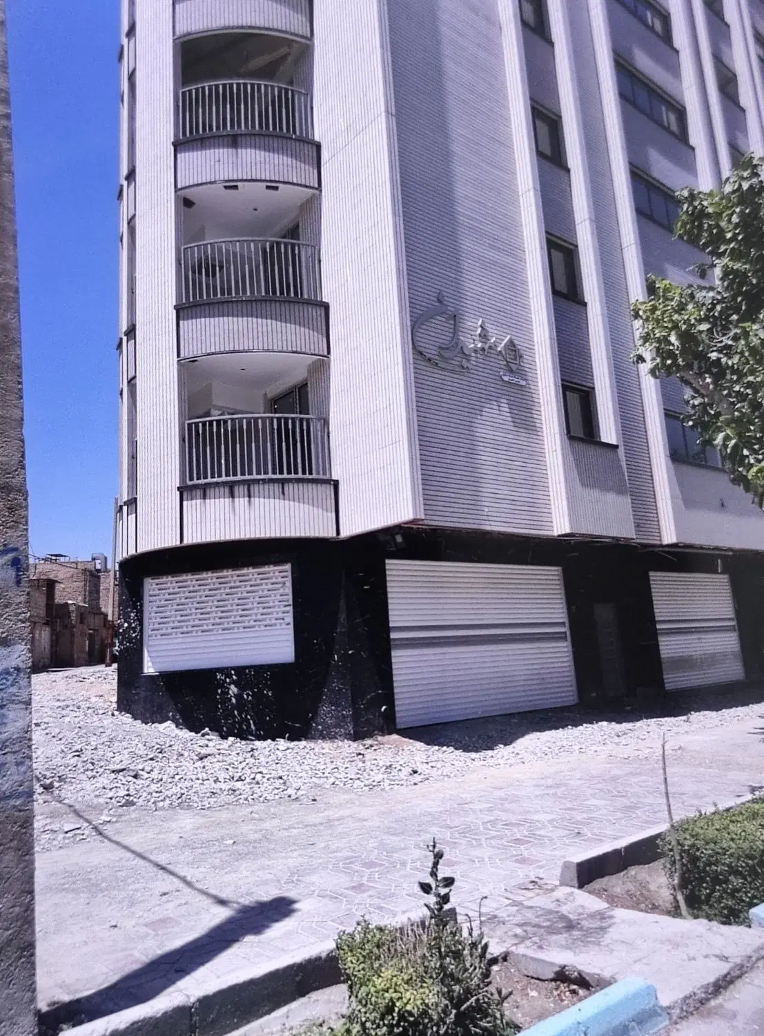 100 متر تجاری با سقف 4متری