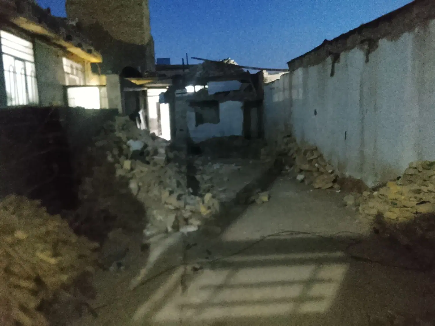 زمین و خانه ویلایی 140 متر