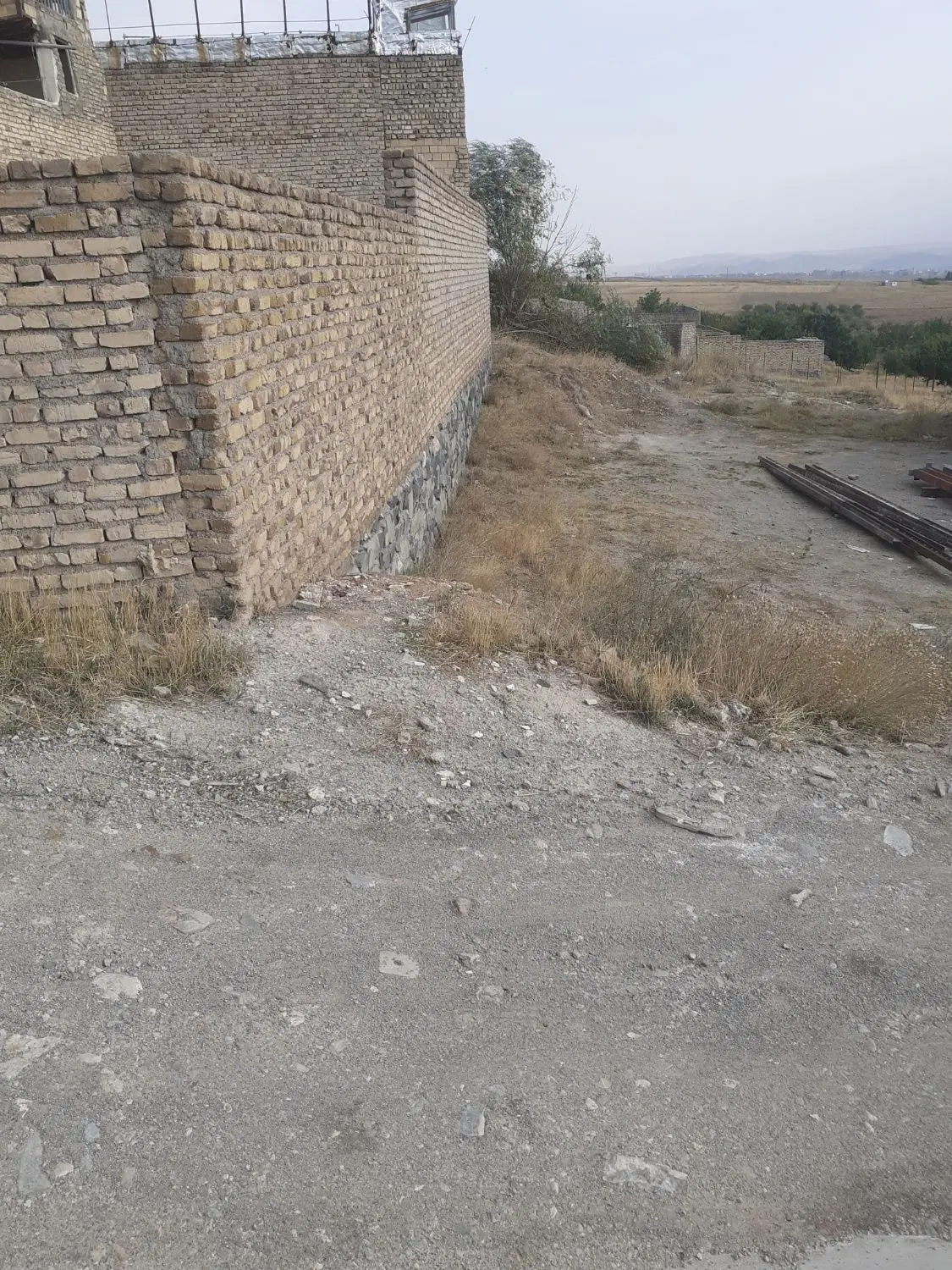 زمین۱۵۰مترروستای پایین کوه داخل محدوده