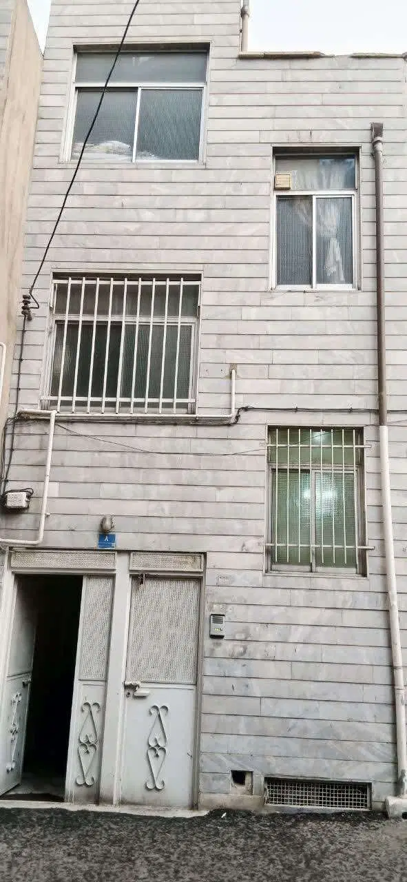 خانه ایی قابل سکونت در ۲ طبقه و یک زیر زمین مسکونی